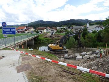 V preteklih dneh so začeli pripravljalna dela za gradnjo novega mostu čez Poljansko Soro v Gorenji vasi. FOTO: JURE FERLAN