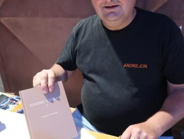 Marko Vodnik z zbirko pesmi FOTO: HERMINA JELOVČAN