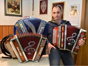 Miran Drlink je izdelal že nekaj deset harmonik. FOTO: OSEBNI ARHIV