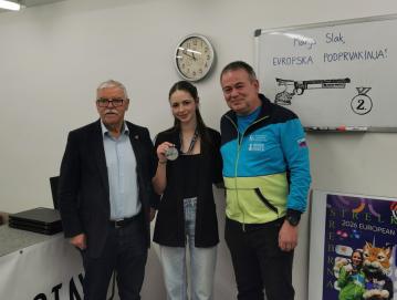 Evropska podprvakinja Manja Slak v družbi predstavnika sponzorja Branka Selaka (levo) in trenerja Aleša Koširja FOTO: LIDIJA RAZLOŽNIK ČEFERIN