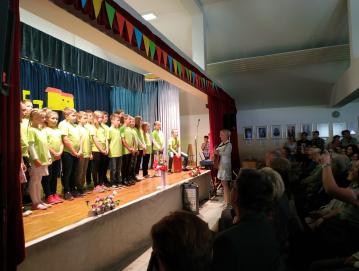 Prireditev ob 80-letnici šolske stavbe v Lučinah so obogatili učenci pevskega zbora. Foto: Maja Čadež