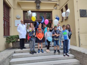 Nadarjeni učenci Osnovne šole Poljane so obiskali Fakulteto za farmacijo. FOTO: ARHIV FFA