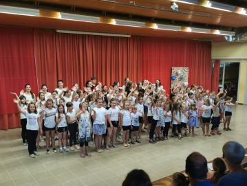 V avli osnovne šole v Gorenji vasi je v poletje odplesalo več kot sto plesalcev. FOTO: LIDIJA RAZLOŽNIK