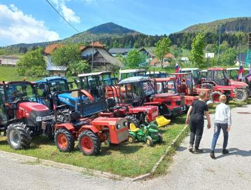 Na blagoslovu v Javorjah se je zbralo štirideset traktoristov. FOTO: CIRIL ALIČ
