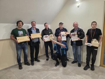 Izdelovalci najboljših salam skupaj z Aljažem Urbancem, ki je bil najbližje pravilni teži suhega svinjskega hrbta FOTO: ANA GANTAR