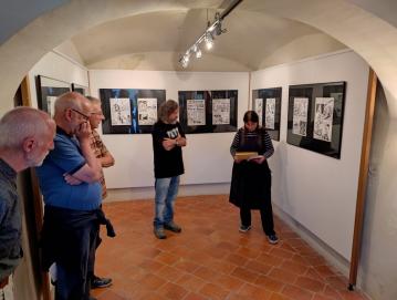 Nagovor Maje Šubic, predsednice Združenja umetnikov Škofja Loka, na odprtju razstave stripa 4000 avtorja Iztoka Sitarja v Šubičevi hiši FOTO: JURE FERLAN