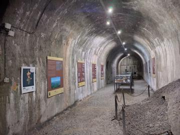Ogled podzemne utrdbe na Golem vrhu je lahko v poletni vročini prijetna osvežitev. FOTO: JURE FERLAN