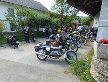 Starodobni motorji v Gorenji vasi so se zbrali v soboto, 10. julija, v spomin na dirko pred 62 leti.