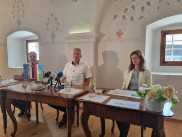 Potek sanacije po poplavah, ki so občino prizadele pred dvema letoma, so predstavili (z leve): Žan Mahnič, Milan Čadež in Elizabeta Rakovec. FOTO: MATEJA RANT