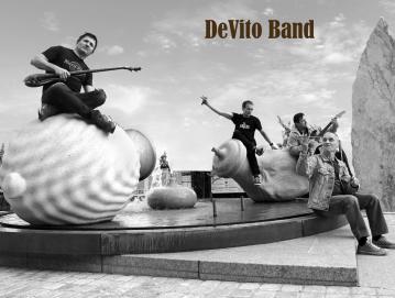 DeVito band so (od leve proti desni): Jure Pustavh, Vito Debelak, Marko Pleško in Matjaž Kacin (spodaj). FOTO: SILVA PUSTAVRH