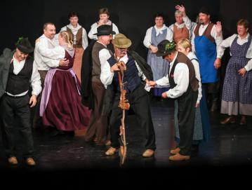 Na Sovodnju so pripravili že tretji Zahvalni dan, ki je zbrane popeljal v svet tradicije, plesa, petja in gledališča. FOTO: TINA DOKL