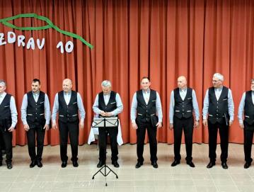 Moška vokalna skupina Pozdrav na koncertu ob desetletnici delovanja FOTO: PETER ČADEŽ