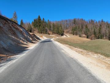 Obnovljeni odsek ceste nad Kovkarjem