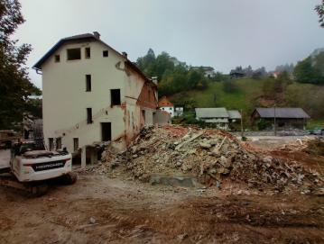 Rušenje starega kulturnega doma se je že začelo. FOTO: JURE FERLAN