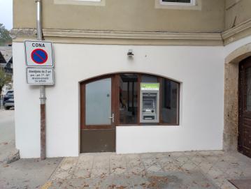 Bankomat v Poljanah so prestavili na naslov Poljane nad Škofjo Loko 28. FOTO: JURE FERLAN