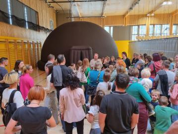 V šolski telovadnici so postavili mobilni planetarij. Foto: Mateja Rant