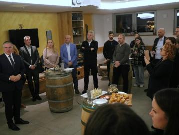 V kulinarični festival je bilo vključenih dvanajst gostinskih ponudnikov, med njimi tudi turistična kmetija, povezanih v lepo zgodbo ustvarjalnosti, sodelovanja in ljubezni do domače kulinarike. Tudi o tem so gostje več povedali na sprejemu gostilne gostiteljice uvodne večerje v Okuse Škofjeloškega 2026. FOTO: ALENKA BRUN