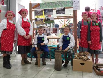 Učenci PŠ Sovodenj na turistični tržnici v Domžalah Foto: Milka Burnik
