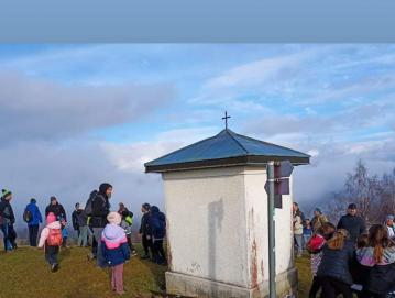 Pohod na Bevkov vrh, pri kapelici FOTO: ARHIV PD SOVODENJ