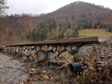 Podporni zid v Kopačnici bo preprečil vodno erozijo na območju ceste