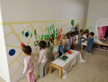 Otroci so sami prepleskali stene. FOTO: ARHIV VRTCA