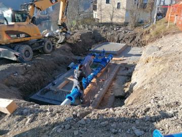 Gradnja novih razdelilnih vodovodnih jaškov ob krožišču FOTO: IGOR KRŽIŠNIK