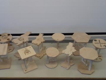 Lebdeče mizice – izdelki učencev na tekmovanju Krošnja idej FOTO: ANICA PODOBNIK