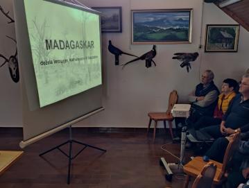 Udeleženci občnega zbora so pozorno prisluhnili zanimivi pripovedi Silva Pivka o Madagaskarju. FOTO: JURE FERLAN