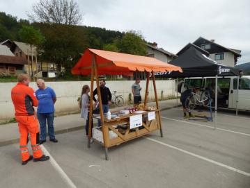 Serviser koles je opravljal manjša popravila in obiskovalcem svetoval, kako kolo čim bolje vzdrževati tudi v prihodnje. Foto: Jure Ferlan