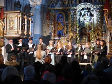 V cerkvi na Gori so odmevale Marijine pesmi. FOTO: JURE FERLAN