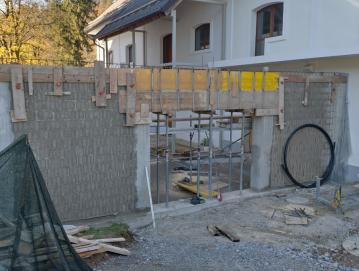 Po zaključku del v notranjosti objekta zdaj poteka še obnova dvorišča. FOTO: JURE FERLAN