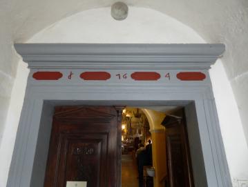 V Novi Oselici obiskovalci cerkve že 260 let stopajo skozi lepo izdelan kamnit portal. FOTO: JURE FERLAN