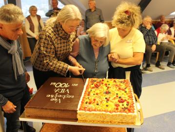 Slavljenka je prva zarezala v rojstnodnevno torto. FOTO: CSS ŠKOFJA LOKA