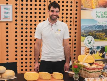 Jakob Dolinar je na festivalu predstavljal sire z domače Kmetije pr Leskovc iz Stare Oselice. FOTO: VIDA HABJANIČ, ZDRUŽENJE KMEČKIH SIRARJEV SLOVENIJE