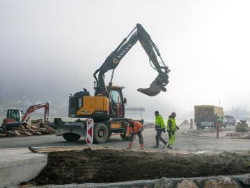 Direkcija za infrastrukturo obnavlja cesto Gorenja vas–Todraž. FOTO: MATIC ZORMAN