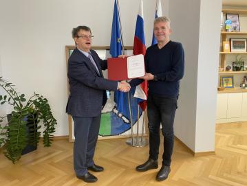 Predsednik Slovenske matice dr. Aleš Gabrič je županu Milanu Čadežu izročil donacijo za knjižnico v Poljanah FOTO: arhiv občine