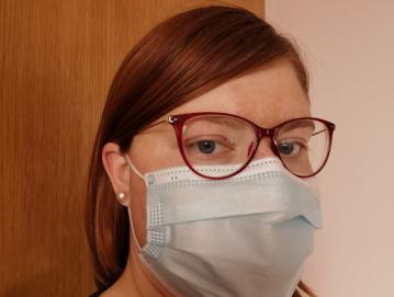 V vseh zaprtih prostorih je tudi po preklicu epidemije obvezno upoštevanje higienskih ukrepov in uporaba zaščitne maske. Foto: Lidija Razložnik