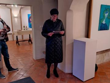 Ksenija Zmagaj predstavlja svoje slike žensk na odprtju razstave v galeriji Šubičeve hiše. FOTO: JURE FERLAN