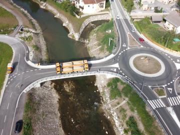 Urejen izliv Ločivnice v Soro, novo krožišče in most v Poljanah. Fotografija je bila posneta ob težnostnem preizkusu mostu. FOTO: ARHIV GGD