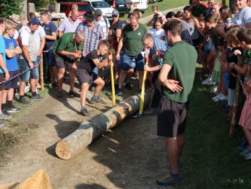 Tekmovanje v pajsanju hloda FOTO: HERMINA JELOVčAN
