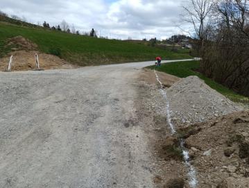 Ta čas poteka sanacija zgornjega odseka ceste proti Hlavčim Njivam. FOTO: ARHIV OBČINE