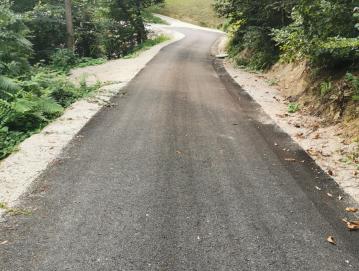 Lani smo asfaltirali odsek ceste Hobovše–Travnik. FOTO: KS TREBIJA