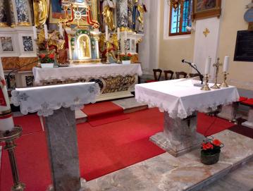 Cerkev sv. Pavla v Stari Oselici je celovito opremljena z novimi prti s klekljano čipko. FOTO: JURE FERLAN