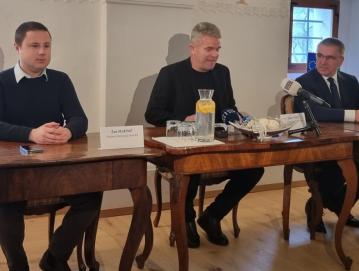 Novinarska konferenca pol leta po poplavah (od leve proti desni): Žan Mahnič, Milan Čadež in Marko Lotrič FOTO: MATEJA RANT