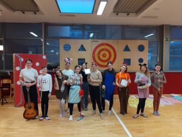 Učenke gledališkega kluba so pripravile predstavo o Mojci Pokrajculji. FOTO: ARHIV ŠOLE