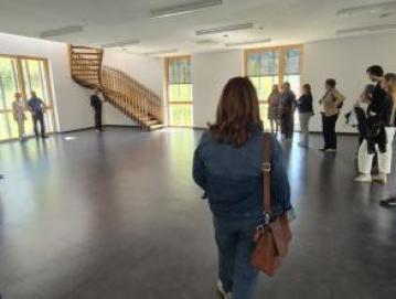 Obiskovalci so si ogledali tudi prostore, kjer bodo uredili krajevno knjižnico. FOTO: ARHIV OBČINE