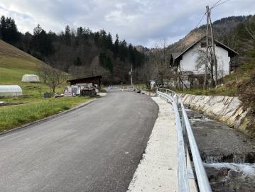 Letos je občina v sklopu obnove po poplavah leta 2023 urejala tudi strugo potoka Trebišnik in cesto ob njej. FOTO: ANTON JEREB