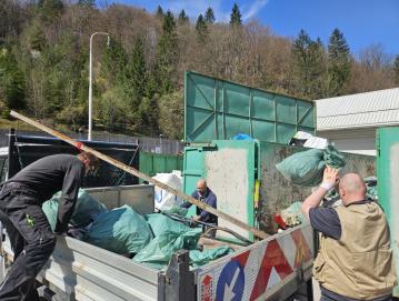 V aprilu je v občini Gorenja vas - Poljane potekalo več čistilnih akcij, v okviru katerih so poskrbeli za čistejšo in lepšo okolico. Foto: arhiv ŠD Sv. Urban