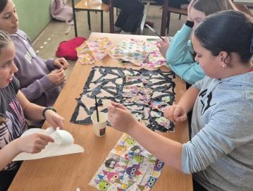 Učenci šestega, sedmega in devetega razreda so se udeležili steklopihaških delavnic. FOTO: ARHIV ŠOLE