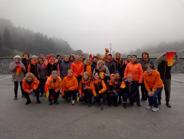Skupina Po-migi v Poljanah je od letošnjega miklavževega dalje opremljena z oranžnimi bufi. FOTO: JURE FERLAN